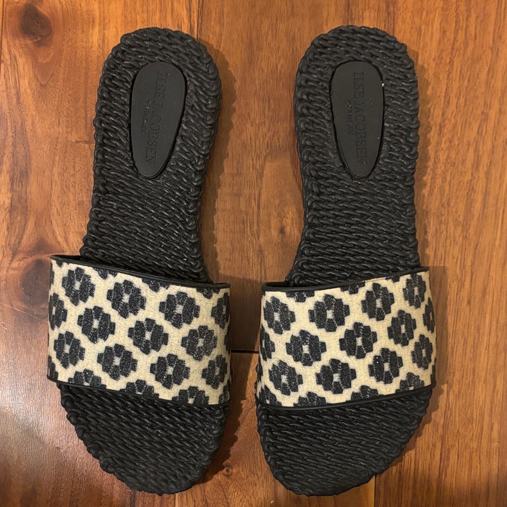 Ilse Jacobsen Black and Cream Woven Slide Sandals